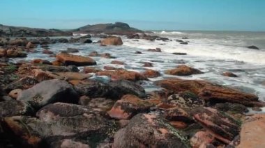 Okyanusun önündeki kayalar