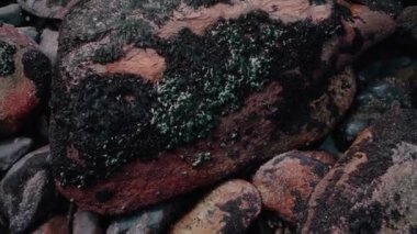 Okyanusun önündeki kayalar