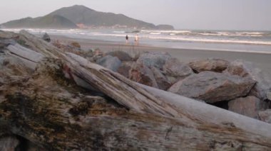 Gün batımında plaj aile oyunu