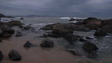 Deniz dalgaları ve kayalar üzerinde fırtına