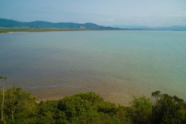Göl ve dağlar güneşli gün 