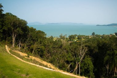 Dağların ve denizin manzarası