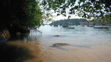 Koyu renkli sahilde balıkçı tekneleri