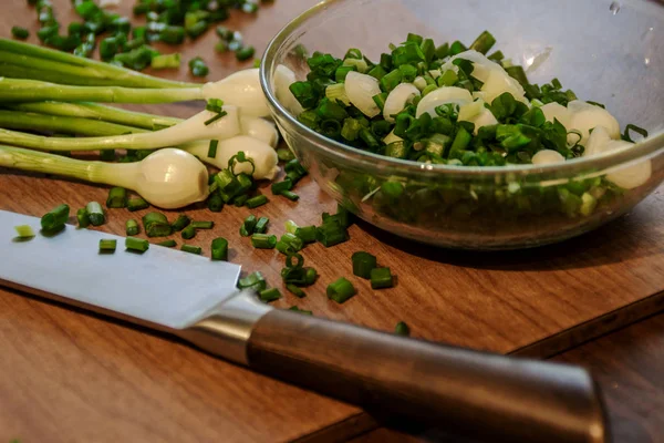 Cebollas Verdes Cebollas Tablero Con Cuchillo —  Fotos de Stock