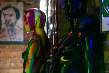 renkli vurgular erkek ve kadın karanlık dükkanda siyah mankenler