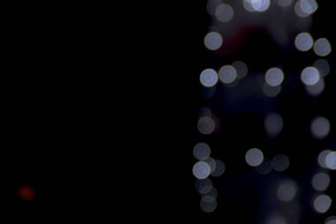 Gerçek flaş renkli bokeh aydınlatılmış renkli toz parçacıkları siyah soyut arka plan üzerinde beyaz vurgular