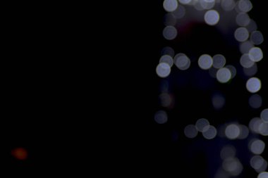 Gerçek flaş renkli bokeh aydınlatılmış renkli toz parçacıkları siyah soyut arka plan üzerinde beyaz vurgular