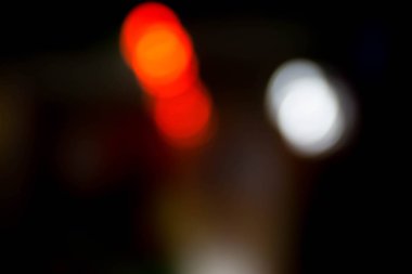 Gerçek flaş çok renkli bokeh arka ışık ile siyah soyut arka plan renkli toz parçacıkları kırmızı ve beyaz vurgular