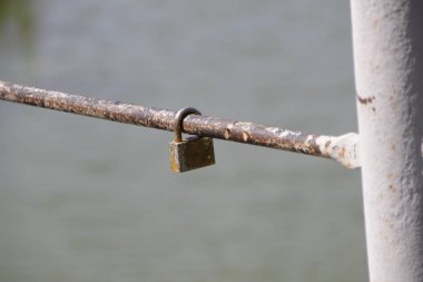 demir çit asılı küçük paslı kilit. aşk, ilişkiler, psikoloji