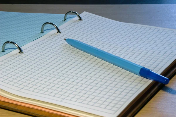 Notebook Modrý Pero Skladbě Různých Barev — Stock fotografie
