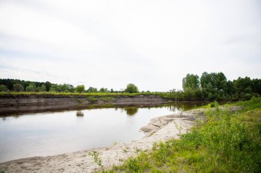 Tara Nehri manzaralı, Omsk bölgesi, Sibirya, Rusya. Sibirya 'nın çevresi. Nehrin dik kıyısı manzaralı..