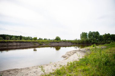 Tara Nehri manzaralı, Omsk bölgesi, Sibirya, Rusya. Sibirya 'nın çevresi. Nehrin dik kıyısı manzaralı..