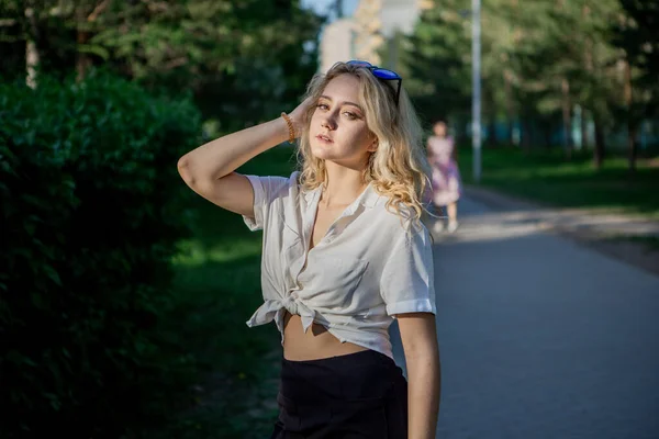 Young Girl Glasses Stands Bush Park Summer — Stock Photo, Image