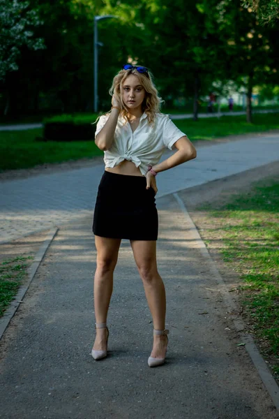 Ein Teenager Mädchen Schwarzem Rock Und Weißer Bluse Leichtes Elegantes — Stockfoto