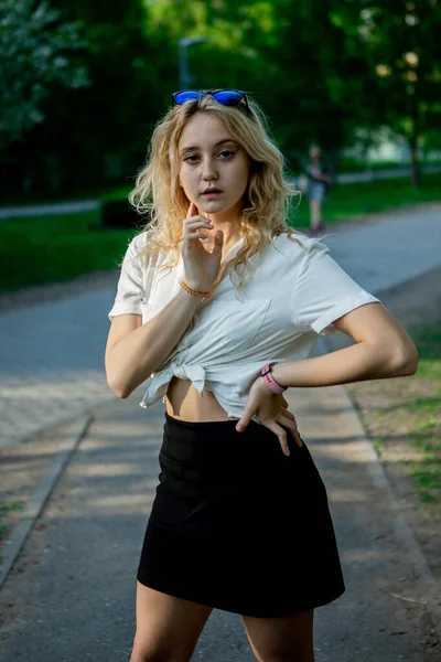 Ein Teenager Mädchen Schwarzem Rock Und Weißer Bluse Leichtes Elegantes — Stockfoto