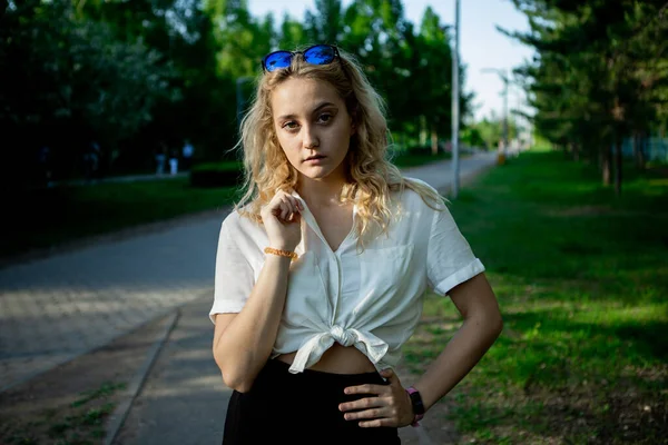 Ein Teenager Mädchen Schwarzem Rock Und Weißer Bluse Leichtes Elegantes — Stockfoto