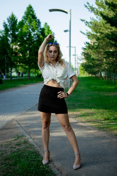 Ein Teenager Mädchen Schwarzem Rock Und Weißer Bluse Leichtes Elegantes — Stockfoto