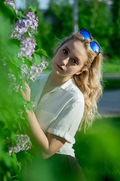 Девочка Подросток Белой Рубашке Светлые Элегантные Волосы Солнечные Очки Стенды — стоковое фото