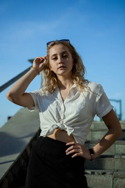 Ein Junges Mädchen Weißen Hemd Sie Hält Ihre Blonden Haare — Stockfoto