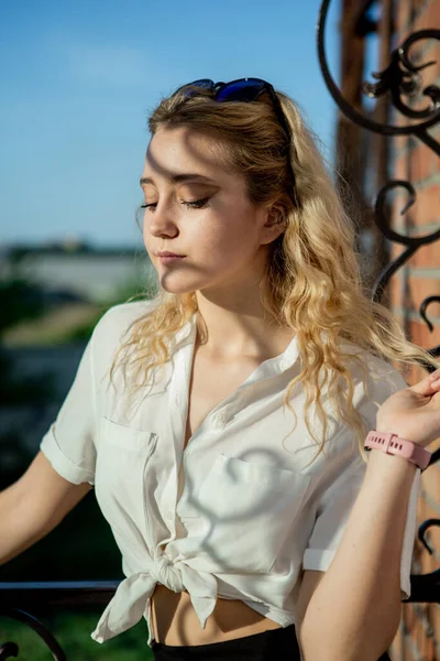 Ein Junges Mädchen Mit Sonnenbrille Wird Von Einem Gemusterten Zaun — Stockfoto