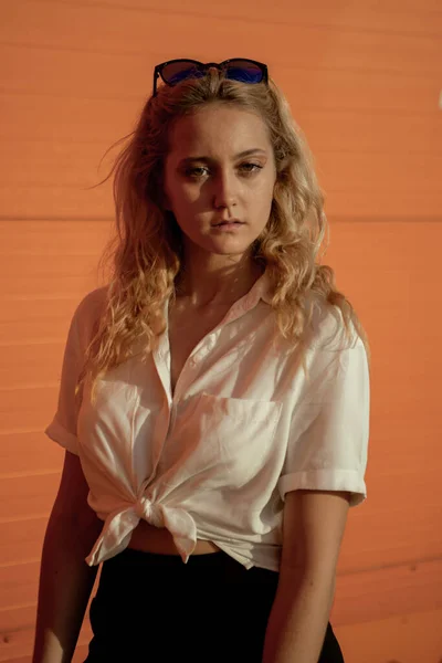 Ein Mädchen Weißen Hemd Vor Einer Orangefarbenen Wand Blond Mit — Stockfoto