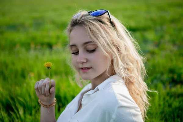 Une Jeune Blonde Est Assise Dans Une Clairière Tient Pissenlit — Photo