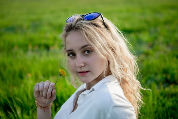 Eine Junge Blondine Sitzt Auf Einer Lichtung Und Hält Einen — Stockfoto