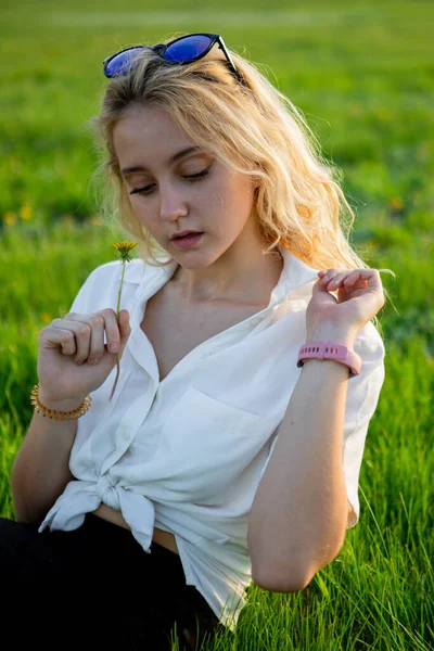 Une Jeune Blonde Est Assise Dans Une Clairière Tient Pissenlit — Photo