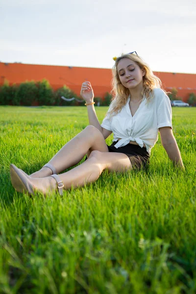 Une Jeune Blonde Est Assise Dans Une Clairière Herbe Verte — Photo