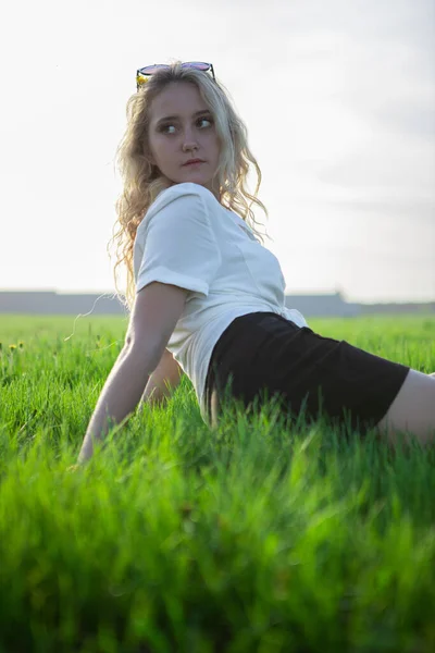 Eine Junge Blondine Sitzt Auf Einer Lichtung Grünes Gras Ein — Stockfoto