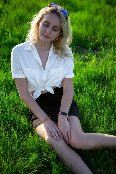 Une Jeune Blonde Est Assise Dans Une Clairière Herbe Verte — Photo