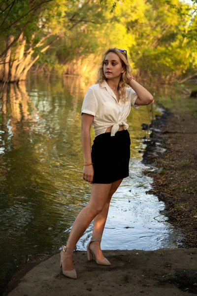 Mädchen Wasser Eine Blonde Frau Weißem Hemd Posiert Ufer Eines — Stockfoto