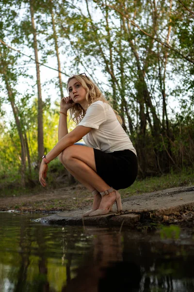 Ragazza Vicino All Acqua Una Donna Bionda Camicia Bianca Posa — Foto Stock