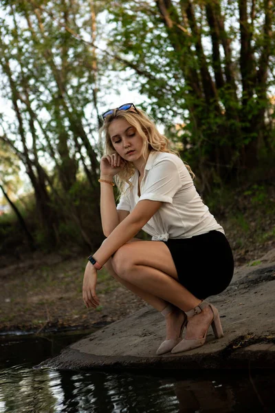 Ragazza Vicino All Acqua Una Donna Bionda Camicia Bianca Posa — Foto Stock