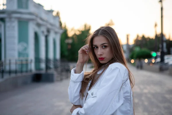 Attractive Brunette Portrait Girl Touches Her Hair Her Hand Girl — Stock Photo, Image