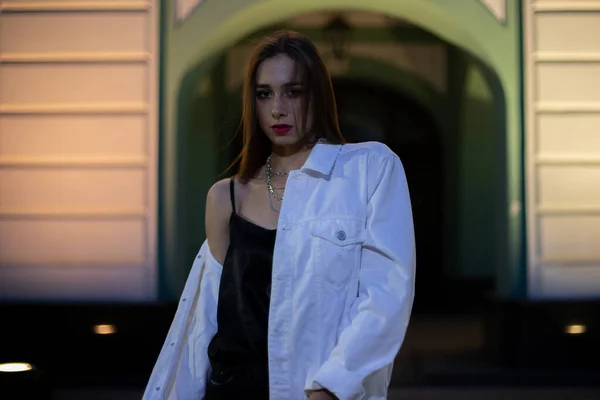 Une Adolescente Pose Sur Fond Une Arche Bâtiment Blanche Verte — Photo