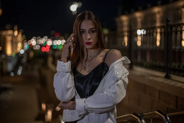 Ein Mädchen Einer Weißen Windjacke Steht Nachts Vor Einem Schwarzen — Stockfoto