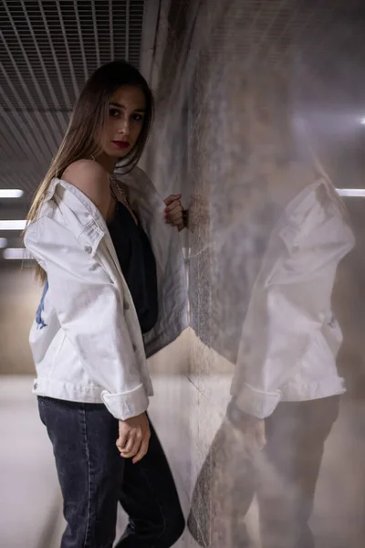 Дівчинка Підліток Дивиться Стіну Спираючись Свою Руку Тримаючи Куртку Бруннетт — стокове фото