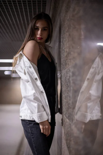 Adolescente Fronte Muro Bruna Nel Sottopassaggio Notte Riflesso Dal Muro — Foto Stock