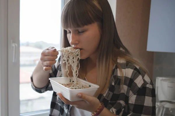 Een Tienermeisje Met Blond Haar Een Geruit Shirt Aan Het — Stockfoto