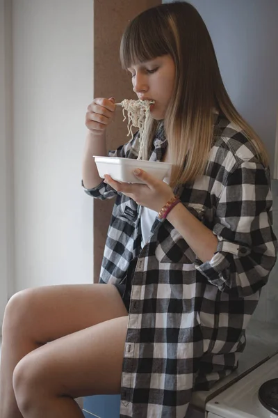 Een Tienermeisje Met Blond Haar Een Geruit Shirt Aan Het — Stockfoto