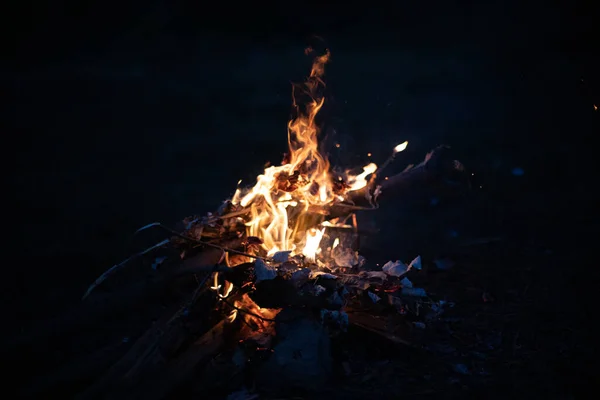 火在夜间用明亮的火焰燃烧 树枝和木柴被火烧着了 — 图库照片