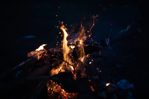 火在夜间用明亮的火焰燃烧 树枝和木柴被火烧着了 — 图库照片