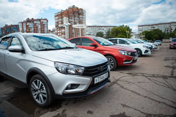 OMSK, RUSSIA - 28 Haziran 2020: Lada Vesta Omsk grup toplantısı dünya çapında Lada Vesta. Araba Lada Vesta.