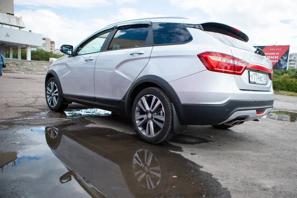 OMSK, RUSSIA - 28 Haziran 2020: Lada Vesta Omsk grup toplantısı dünya çapında Lada Vesta. Araba Lada Vesta.