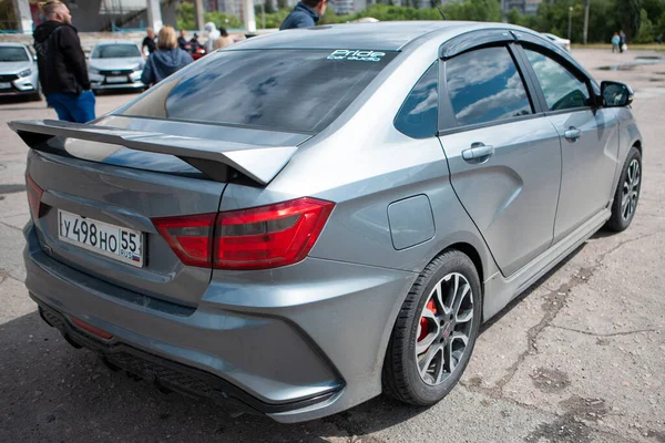 OMSK, RUSSIA - 28 Haziran 2020: Lada Vesta Omsk grup toplantısı dünya çapında Lada Vesta. Araba Lada Vesta.