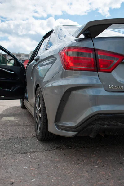 OMSK, RUSSIA - 28 Haziran 2020: Lada Vesta Omsk grup toplantısı dünya çapında Lada Vesta. Araba Lada Vesta.