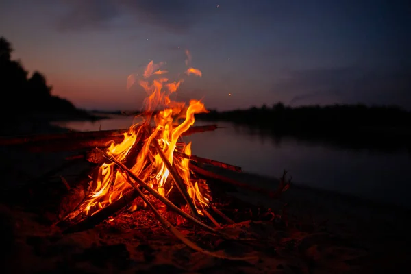 Bonfire River Bank Night Red Flames Burning Branches Firewood Reservoir — Stock Photo, Image