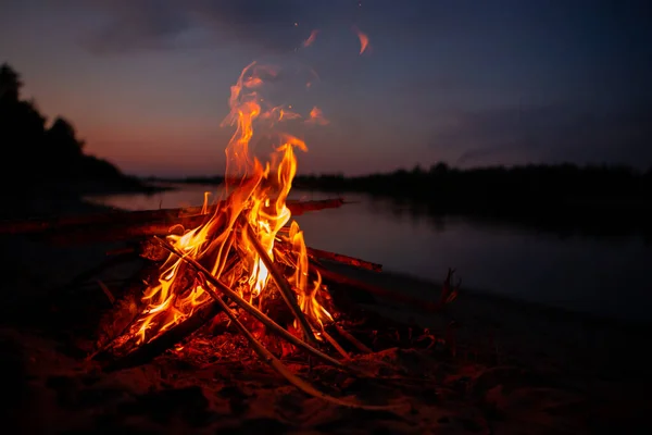 Lagerfeuer Ufer Des Flusses Bei Nacht Rote Flammen Von Brennenden — Stockfoto