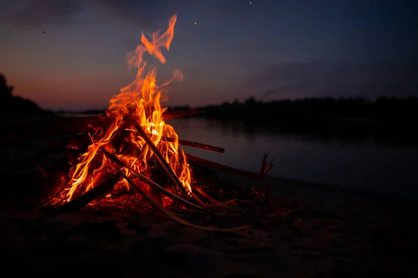 Lagerfeuer Ufer Des Flusses Bei Nacht Rote Flammen Von Brennenden — Stockfoto